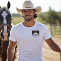 Camiseta casual de corte holgado con cuello redondo, manga corta, 100% Algodón, con diseño vaquero Train station. Perfecta para el estilo diario.