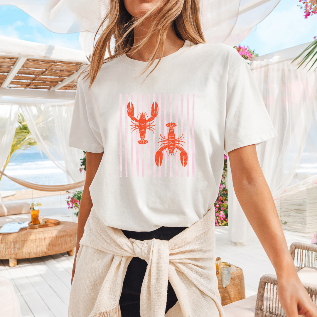 Camiseta casual de corte holgado con cuello redondo, manga corta, 100% Algodón, con gráfico de Langostas y Líneas. Perfecta para el estilo diario.