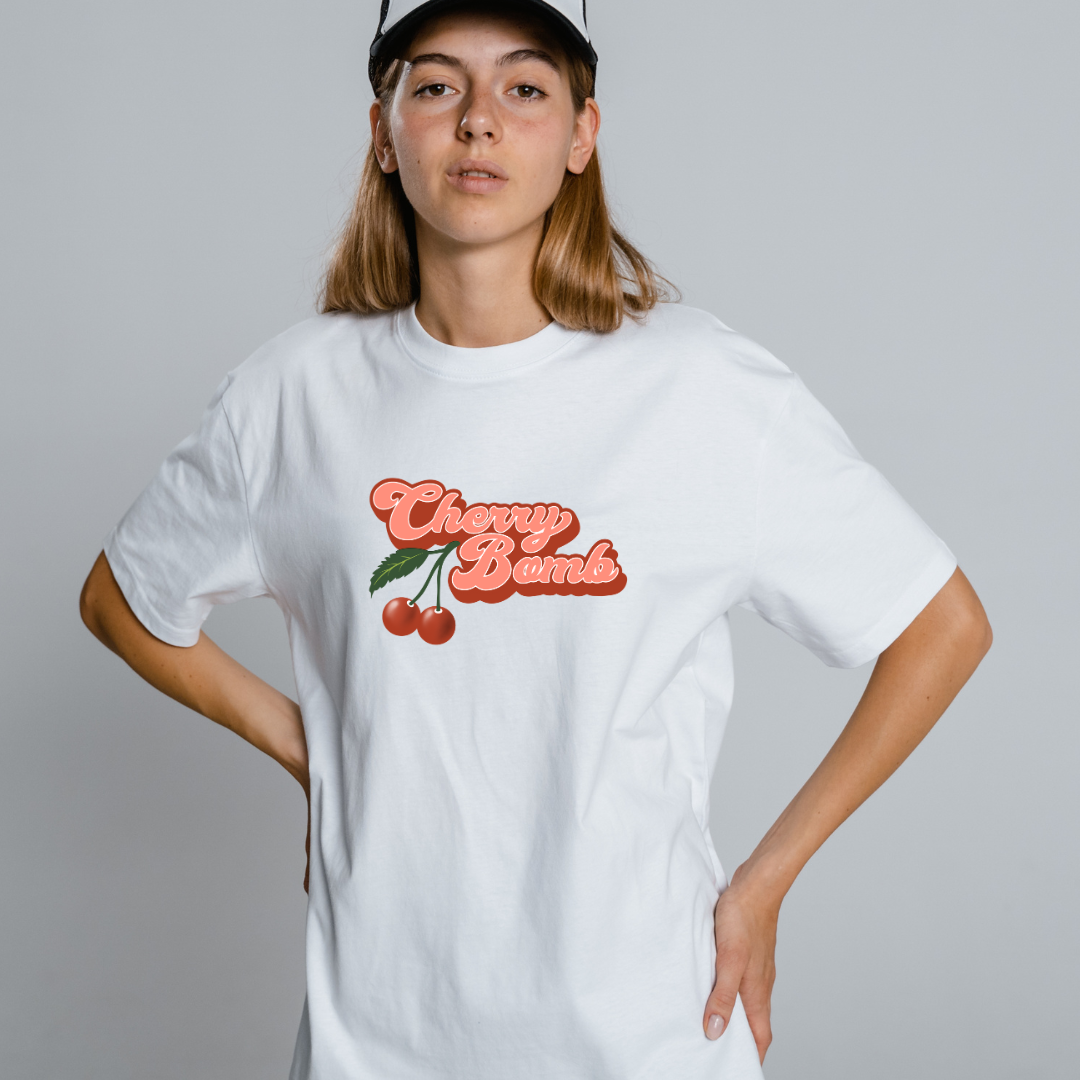 Playera Oversize Cuello Redondo, Manga Corta 100% Algodón, con Diseño Cherry Bomb.