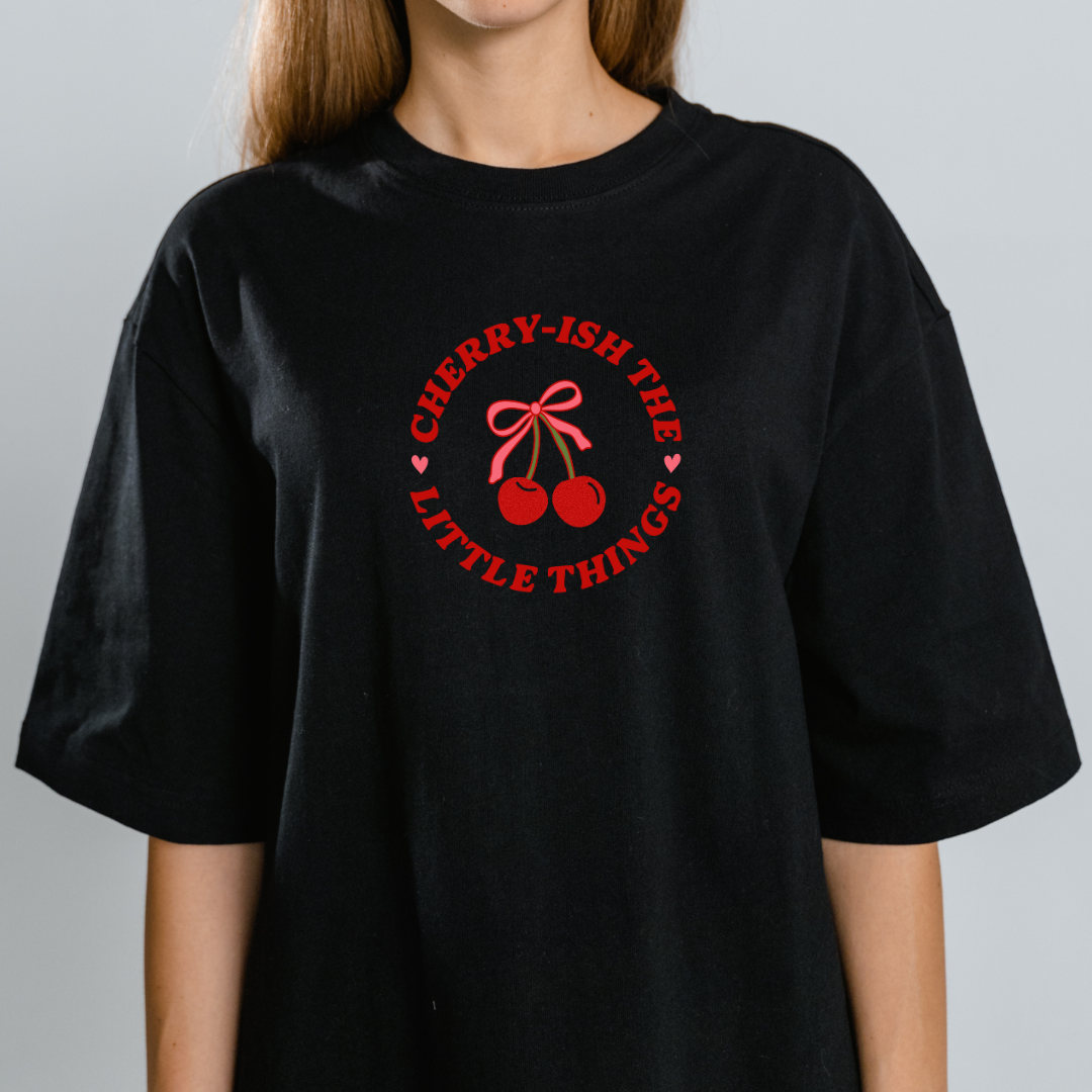 Playera Oversize Cuello Redondo, Manga Corta 100% Algodón, con Diseño Cherry Little Things.