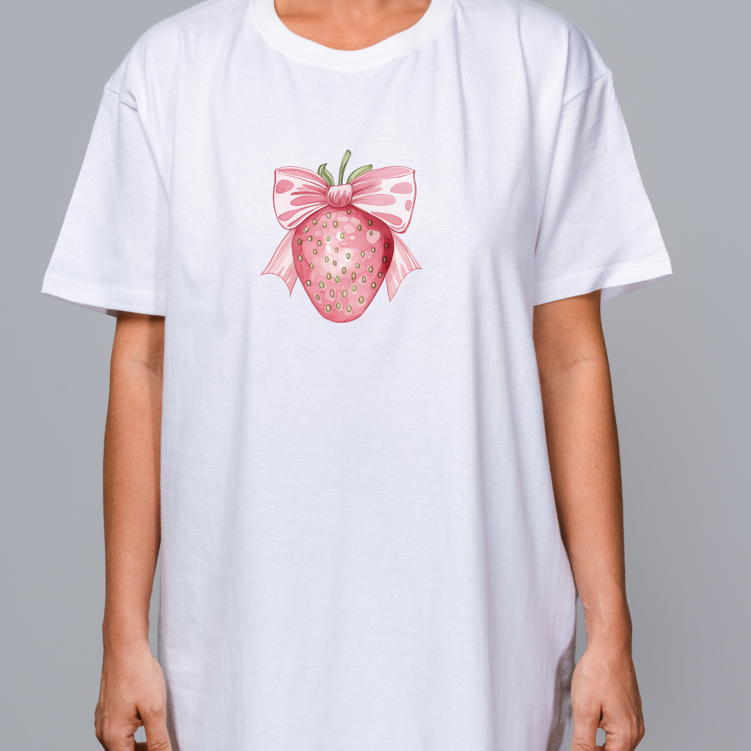 Playera Oversize Cuello Redondo, Manga Corta 100% Algodón, con Diseño Strawberrie Rosa