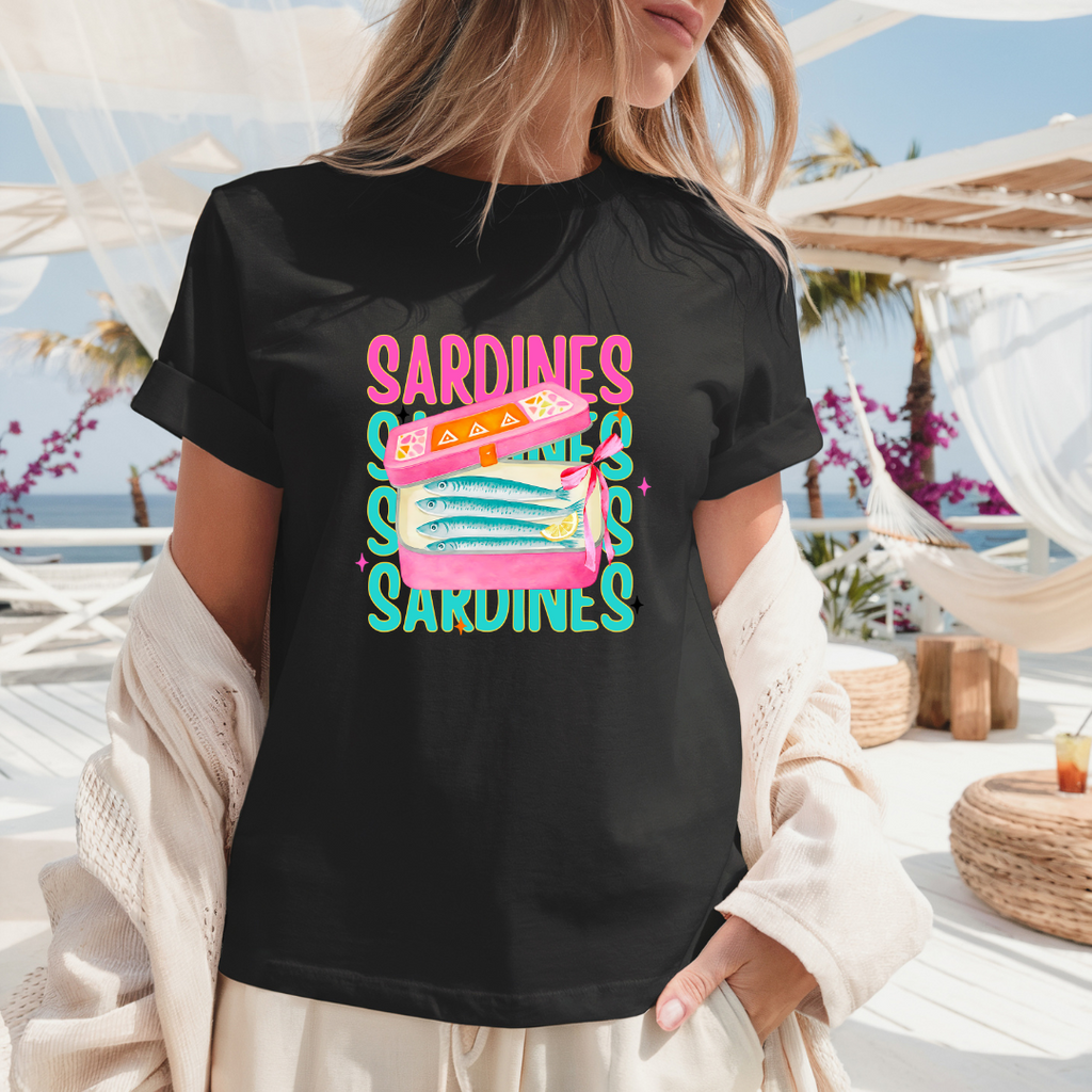 Camiseta casual de corte holgado con cuello redondo, manga corta, 100% Algodón, con gráfico de Sardinas Rosas. Perfecta para el estilo diario.