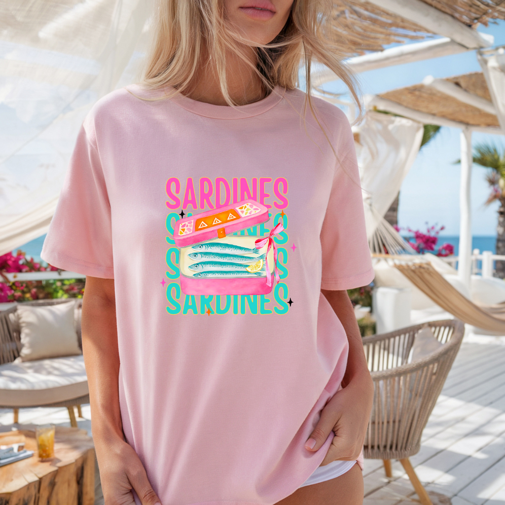 Camiseta casual de corte holgado con cuello redondo, manga corta, 100% Algodón, con gráfico de Sardinas Rosas. Perfecta para el estilo diario.
