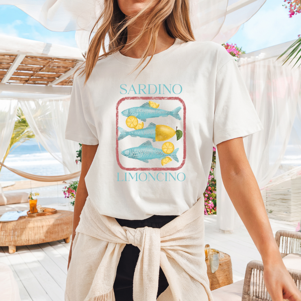Camiseta casual de corte holgado con cuello redondo, manga corta, 100% Algodón, con gráfico de Sardino. Perfecta para el estilo diario.